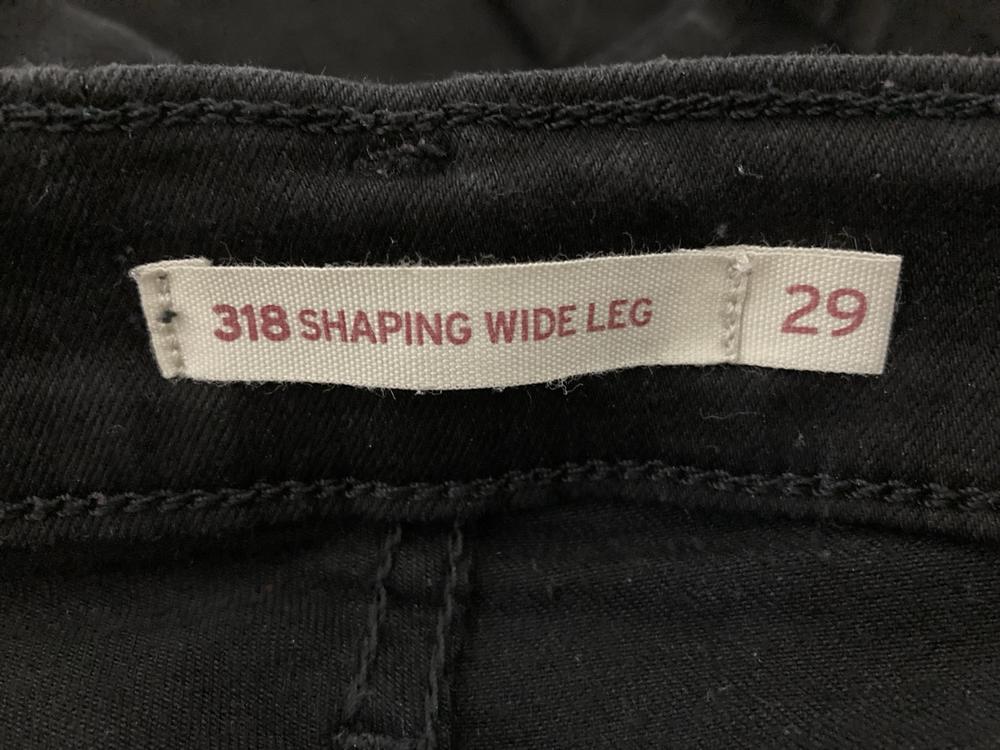 Lot 707  
            Chesterfield SR46 - Parcel Delivery Only 

                
LEVIS 318 SHAPING JEANS IN BLACK - UK SIZE 29 TO INCLUDE LEVIS XX CHINO TROUSERS ... - Image 2