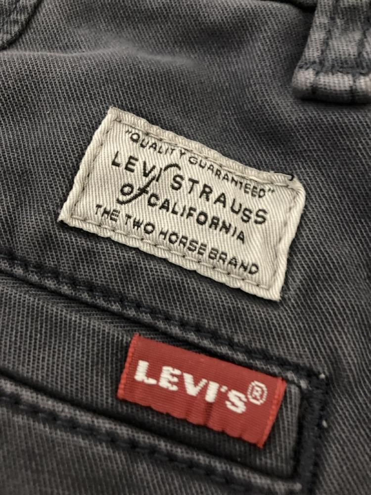 Lot 707  
            Chesterfield SR46 - Parcel Delivery Only 

                
LEVIS 318 SHAPING JEANS IN BLACK - UK SIZE 29 TO INCLUDE LEVIS XX CHINO TROUSERS ... - Image 3