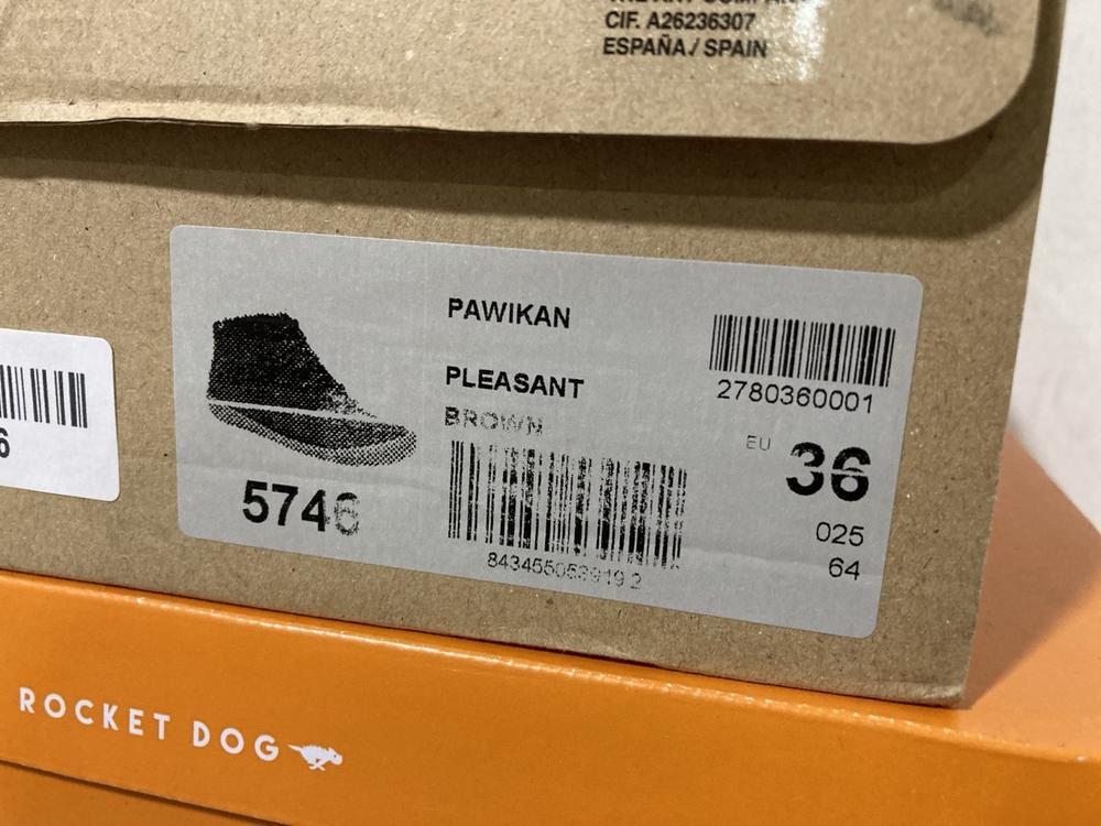 Lot 708  
            Chesterfield SR46 - Parcel Delivery Only 

                
3 X ASSORTED ADULTS SHOES TO INCLUDE ROCKET DOG SLOPE BOOTS IN BLACK - UK SIZE 6 ... - Image 2