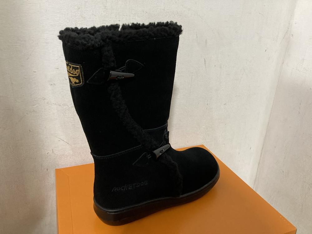 Lot 708  
            Chesterfield SR46 - Parcel Delivery Only 

                
3 X ASSORTED ADULTS SHOES TO INCLUDE ROCKET DOG SLOPE BOOTS IN BLACK - UK SIZE 6 ... - Image 3