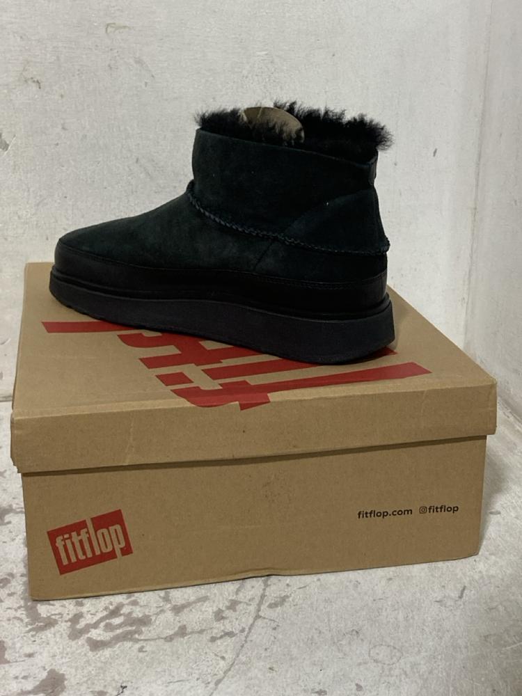 Lot 708  
            Chesterfield SR46 - Parcel Delivery Only 

                
3 X ASSORTED ADULTS SHOES TO INCLUDE ROCKET DOG SLOPE BOOTS IN BLACK - UK SIZE 6 ... - Image 4