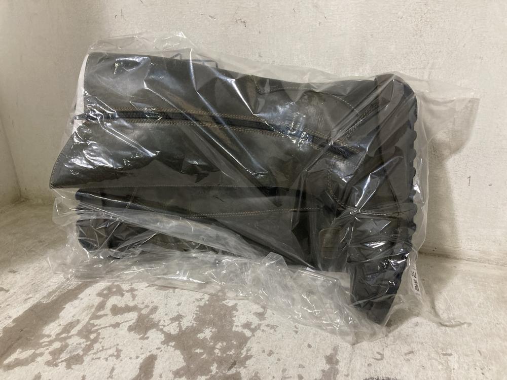 Lot 709  
            Chesterfield SR46 - Parcel Delivery Only 

                
FLY LONDON KNEE-HIGH LEATHER BOOTS IN BLACK - UK SIZE 5 (LOCATION: H4)