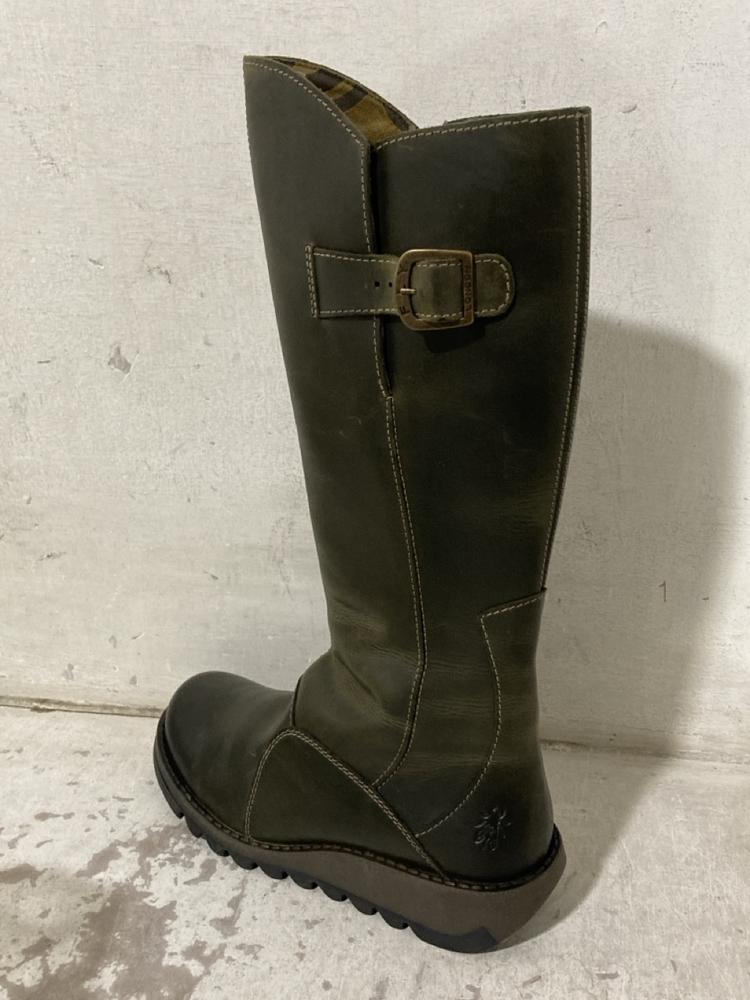 Lot 709  
            Chesterfield SR46 - Parcel Delivery Only 

                
FLY LONDON KNEE-HIGH LEATHER BOOTS IN BLACK - UK SIZE 5 (LOCATION: H4) - Image 2