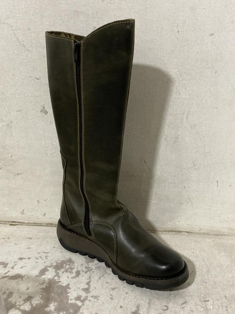 Lot 709  
            Chesterfield SR46 - Parcel Delivery Only 

                
FLY LONDON KNEE-HIGH LEATHER BOOTS IN BLACK - UK SIZE 5 (LOCATION: H4) - Image 3