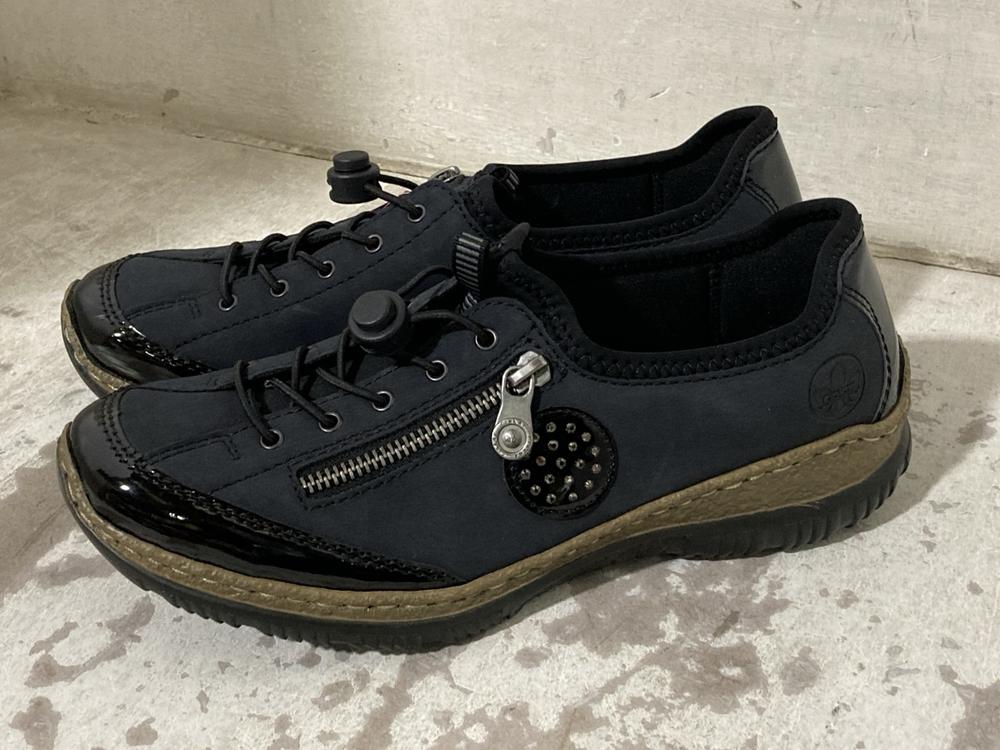 Lot 710  
            Chesterfield SR46 - Parcel Delivery Only 

                
QTY OF ASSORTED ADULTS SHOES TO INCLUDE THOMAS CORK SUEDE ANKLE BOOTS IN BROWN - ... - Image 3