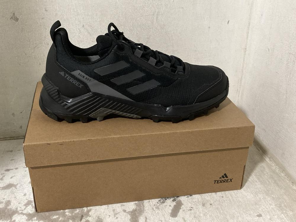 Lot 712  
            Chesterfield SR46 - Parcel Delivery Only 

                
ADIDAS TERRESTRIAL 2.R TRAINERS IN GREEN - UK SIZE 8 TO INCLUDE ADIDAS LACE-UP LE... - Image 2