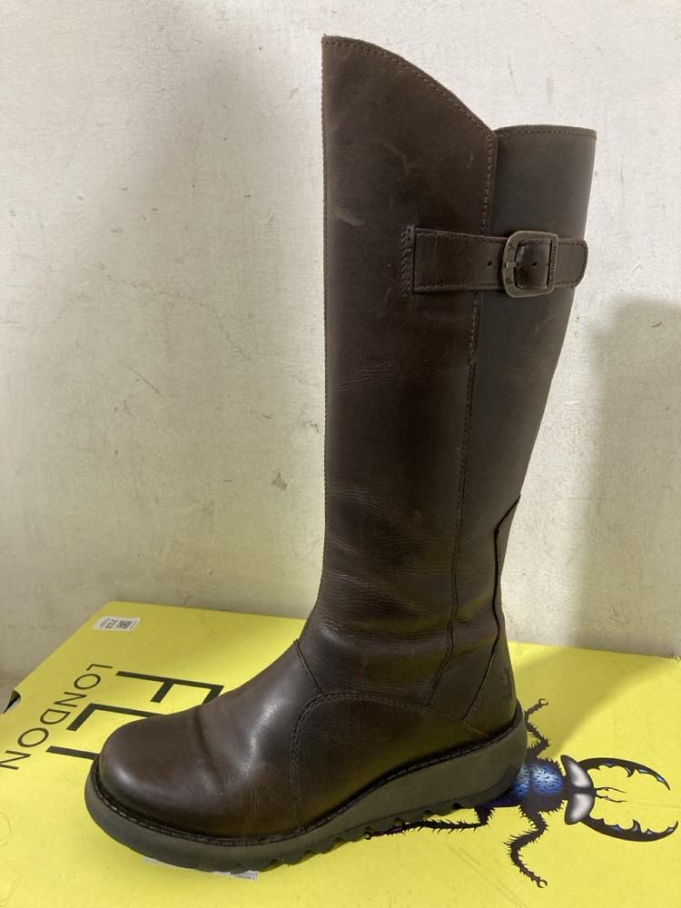 Lot 713  
            Chesterfield SR46 - Parcel Delivery Only 

                
FLY LONDON MOL 2 BOOTS IN DARK BROWN - UK SIZE 5 (LOCATION: H4) - Image 3