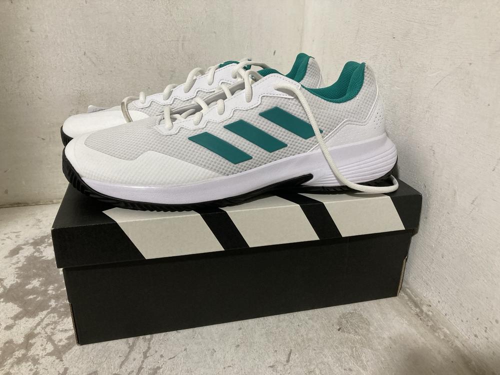 Lot 715  
            Chesterfield SR46 - Parcel Delivery Only 

                
ADIDAS RUN FALCON 5 WIDE TRAINERS IN BLACK - UK SIZE 9 TO INCLUDE ADIDAS RUNNING ...