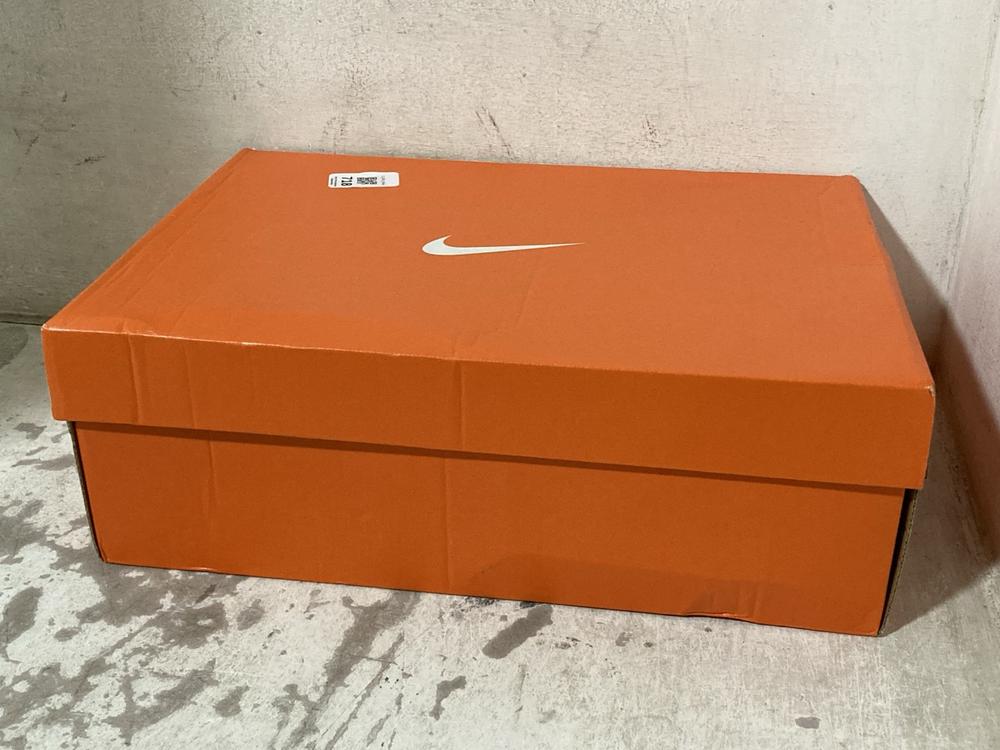 Lot 718  
            Chesterfield SR46 - Parcel Delivery Only 

                
NIKE AIR MONARCH TRAINERS IN BLACK - UK SIZE 9.5 (LOCATION: H4)