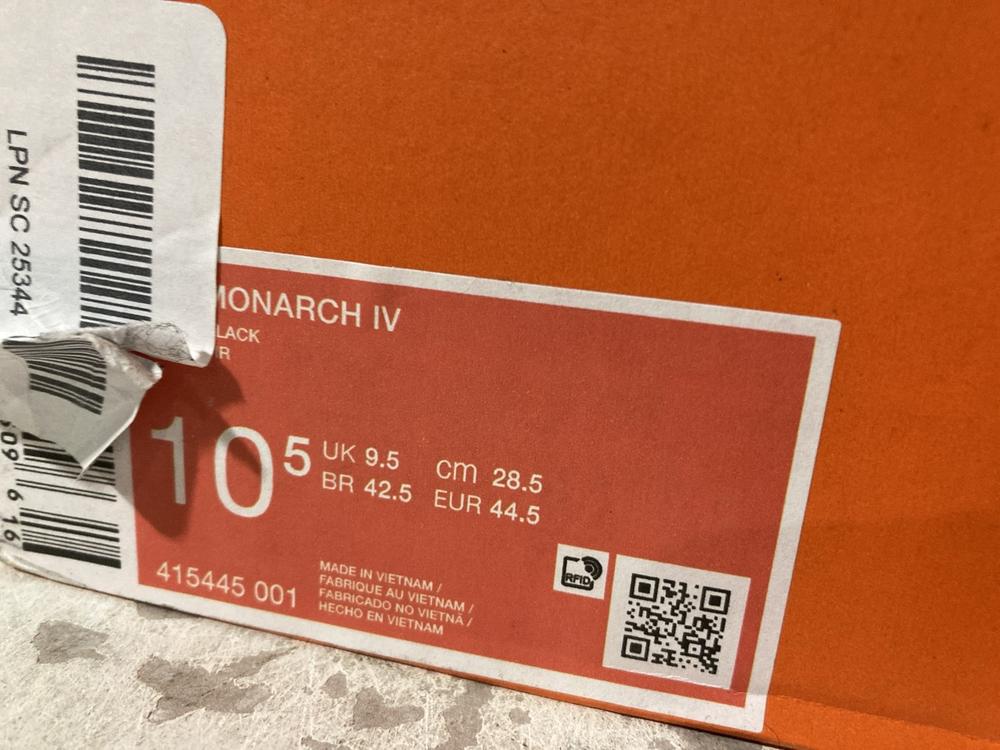 Lot 718  
            Chesterfield SR46 - Parcel Delivery Only 

                
NIKE AIR MONARCH TRAINERS IN BLACK - UK SIZE 9.5 (LOCATION: H4) - Image 3