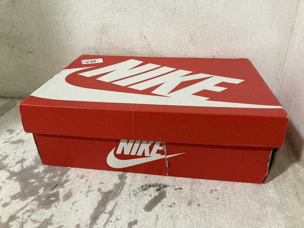 Lot 719  
            Chesterfield SR46 - Parcel Delivery Only 

                
NIKE COURT VISION LO TRAINERS IN BLACK - UK SIZE 5.5 (LOCATION: H4)