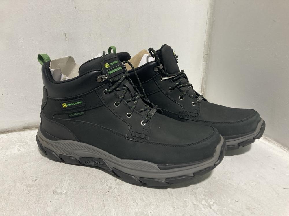 Lot 725  
            Chesterfield SR46 - Parcel Delivery Only 

                
SKECHERS JOHN DEERE BOOTS IN BLACK - UK SIZE 13 (LOCATION: H5) - Image 3
