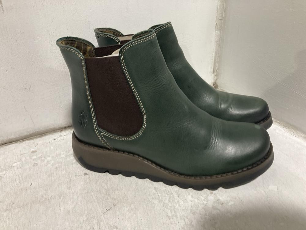 Lot 726  
            Chesterfield SR46 - Parcel Delivery Only 

                
FLY LONDON SALV195FLY ANKLE BOOTS IN PETROL - UK SIZE 5 TO INCLUDE FITFLOP F-MODE... - Image 2