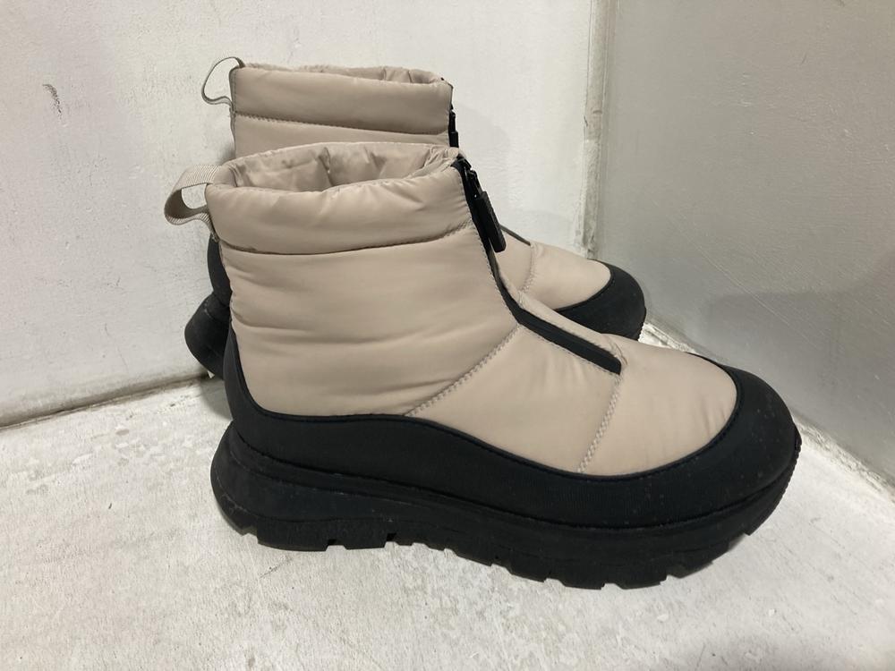 Lot 726  
            Chesterfield SR46 - Parcel Delivery Only 

                
FLY LONDON SALV195FLY ANKLE BOOTS IN PETROL - UK SIZE 5 TO INCLUDE FITFLOP F-MODE... - Image 3