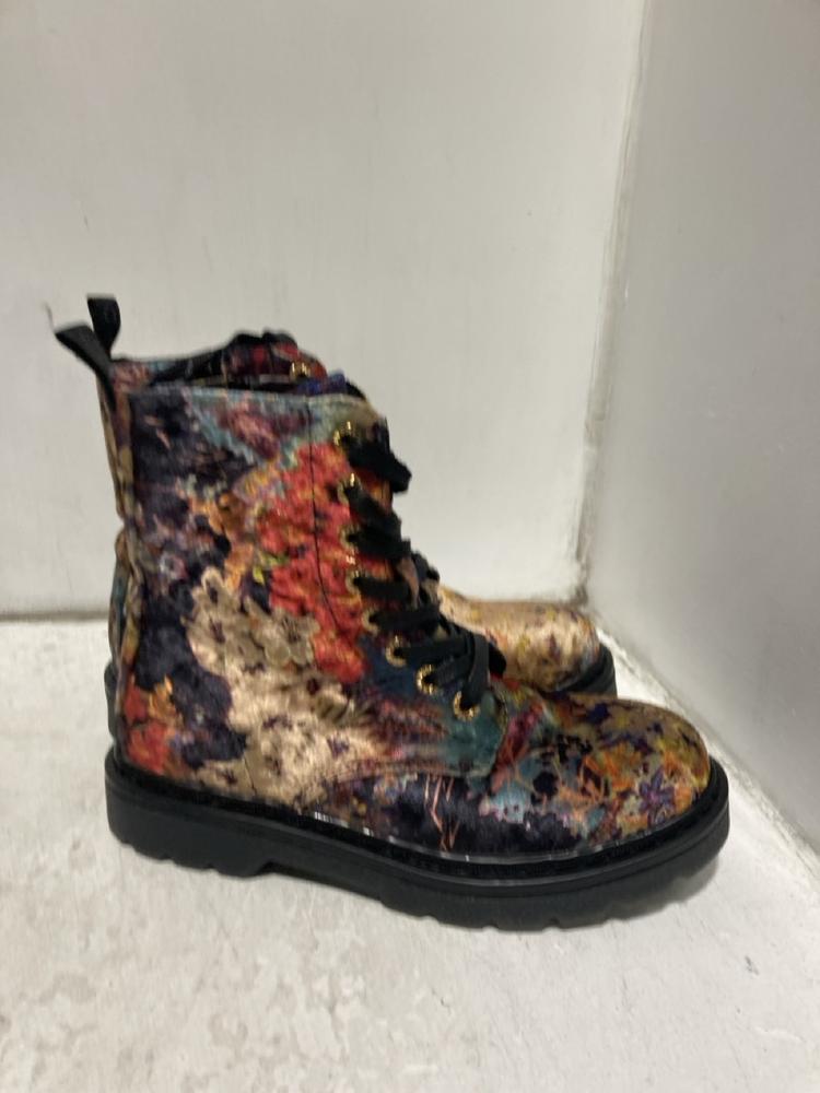 Lot 728  
            Chesterfield SR46 - Parcel Delivery Only 

                
4 X ASSORTED ADULTS SHOES TO INCLUDE CLARKS WOMENS FLATS IN BLACK - UK SIZE 5 (LO... - Image 2