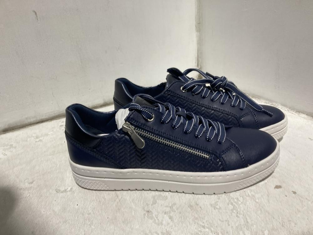 Lot 728  
            Chesterfield SR46 - Parcel Delivery Only 

                
4 X ASSORTED ADULTS SHOES TO INCLUDE CLARKS WOMENS FLATS IN BLACK - UK SIZE 5 (LO... - Image 3