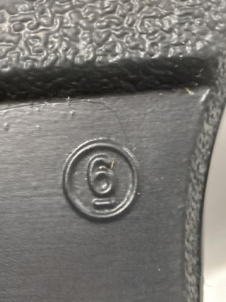 Lot 728  
            Chesterfield SR46 - Parcel Delivery Only 

                
4 X ASSORTED ADULTS SHOES TO INCLUDE CLARKS WOMENS FLATS IN BLACK - UK SIZE 5 (LO... - Image 4