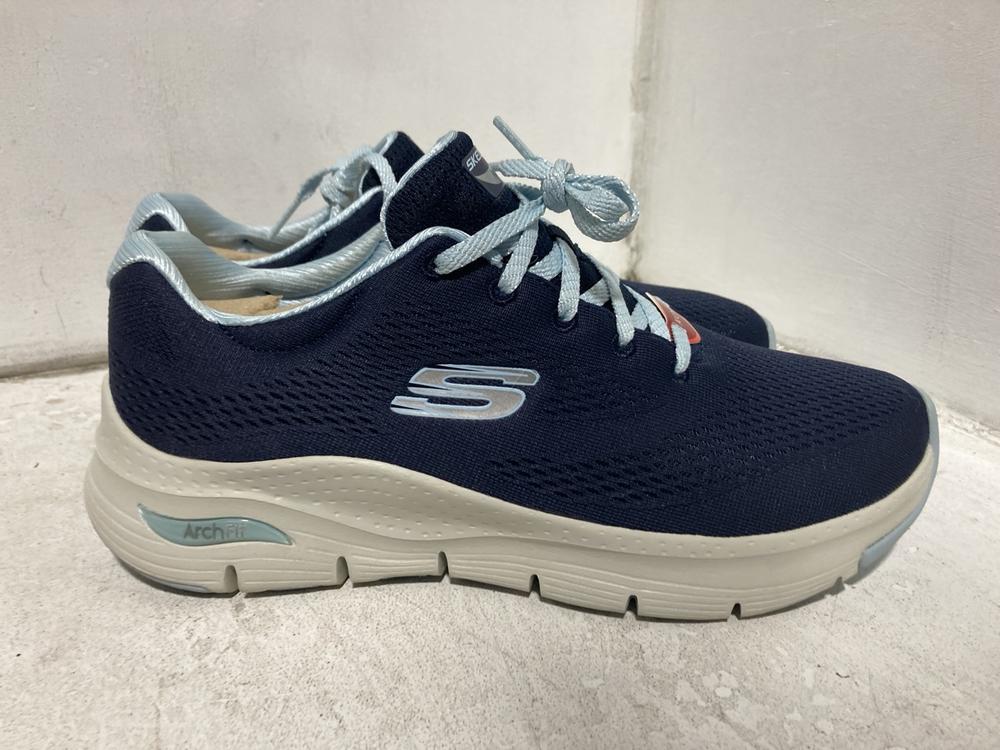 Lot 731  
            Chesterfield SR46 - Parcel Delivery Only 

                
3 X ASSORTED ADULTS SHOES TO INCLUDE SKETCHERS ARCH FIT TRAINERS IN BLUE - UK SIZ... - Image 2