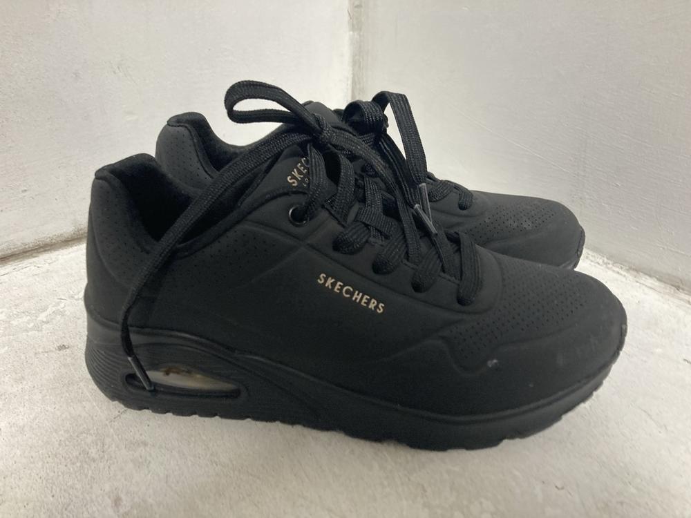 Lot 731  
            Chesterfield SR46 - Parcel Delivery Only 

                
3 X ASSORTED ADULTS SHOES TO INCLUDE SKETCHERS ARCH FIT TRAINERS IN BLUE - UK SIZ... - Image 3