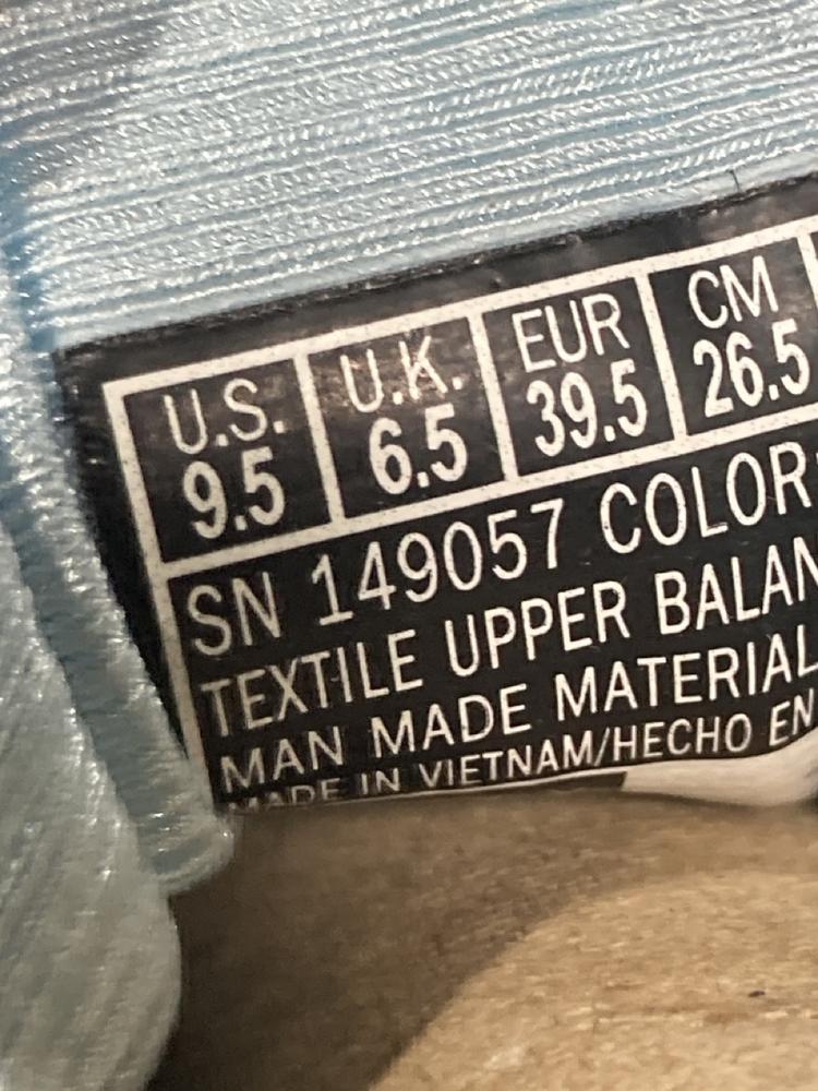 Lot 731  
            Chesterfield SR46 - Parcel Delivery Only 

                
3 X ASSORTED ADULTS SHOES TO INCLUDE SKETCHERS ARCH FIT TRAINERS IN BLUE - UK SIZ... - Image 4