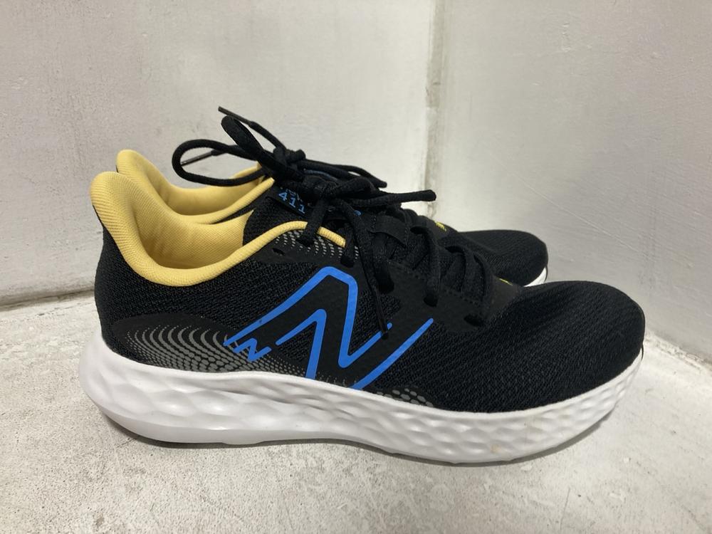 Lot 733  
            Chesterfield SR46 - Parcel Delivery Only 

                
NEW BALANCE SUT24B1 FLIP FLOPS IN BLUE - UK SIZE 8 TO INCLUDE NEW BALANCE M411RM3... - Image 2