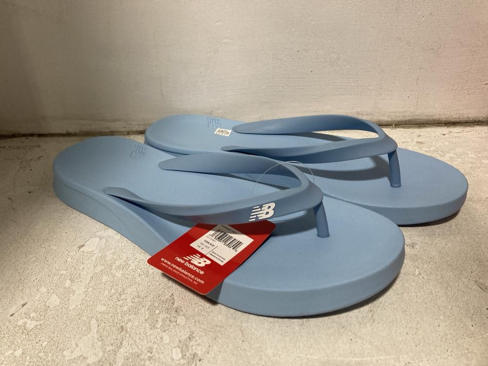 Lot 733  
            Chesterfield SR46 - Parcel Delivery Only 

                
NEW BALANCE SUT24B1 FLIP FLOPS IN BLUE - UK SIZE 8 TO INCLUDE NEW BALANCE M411RM3... - Image 3