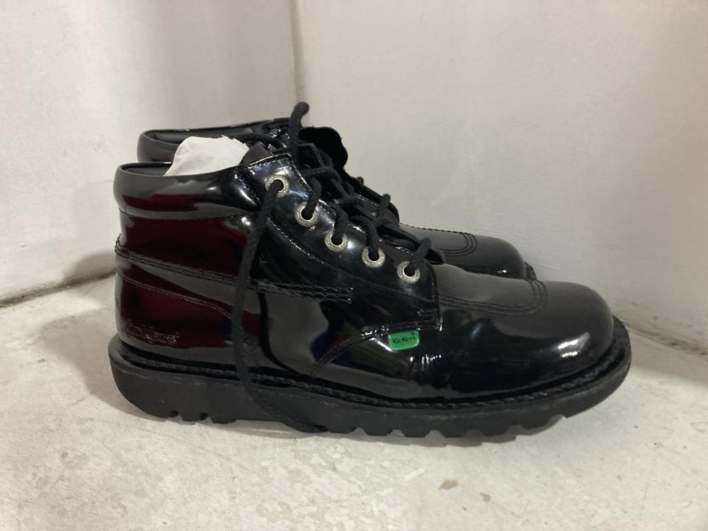 Lot 739  
            Chesterfield SR46 - Parcel Delivery Only 

                
3 X ASSORTED ADULTS SHOES TO INCLUDE BROOKS CASCADIA TRAIL SHOES IN BLACK - UK SI... - Image 3