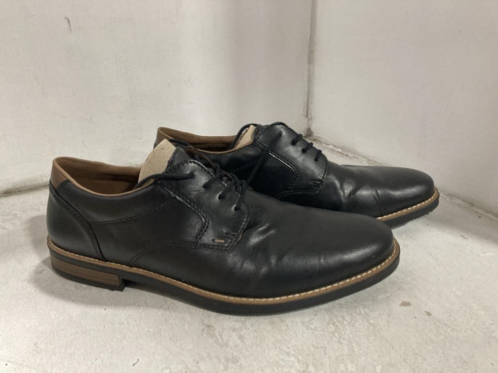 Lot 740  
            Chesterfield SR46 - Parcel Delivery Only 

                
3 X ASSORTED ADULTS SHOES TO INCLUDE HUSH PUPPIES BLAKE CHELSEA ANKLE BOOTS IN TA... - Image 2
