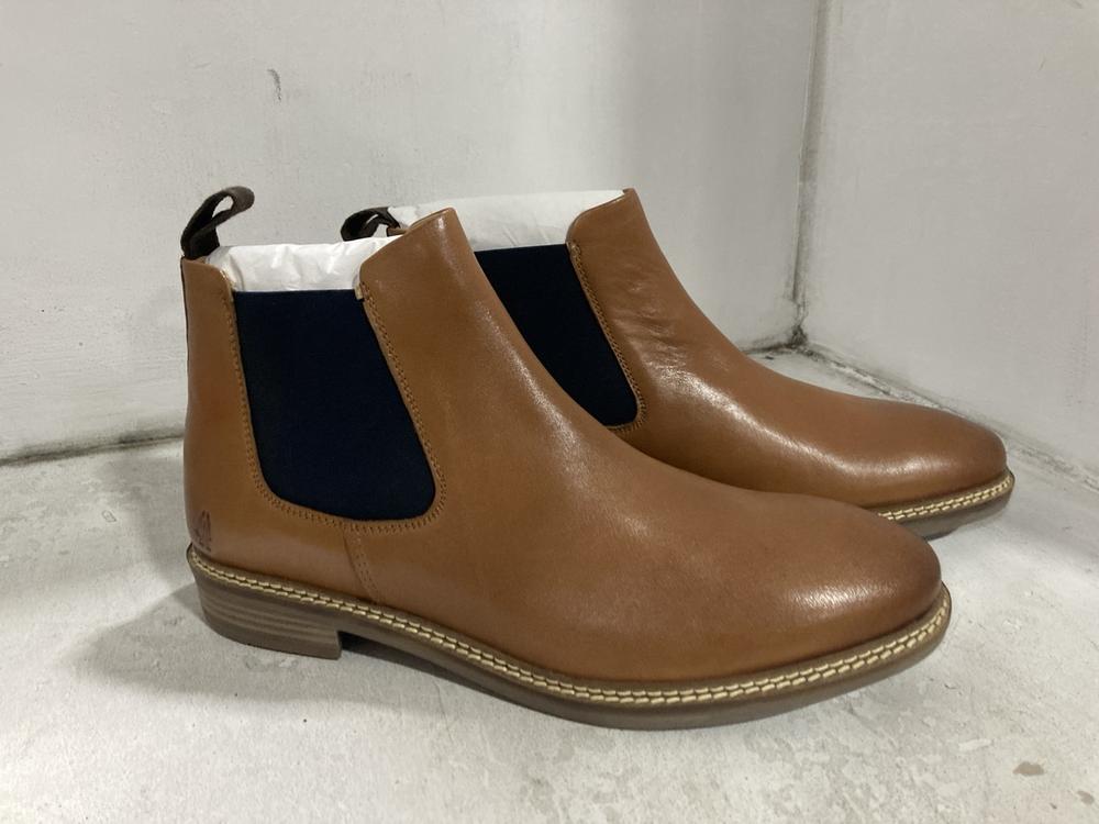 Lot 740  
            Chesterfield SR46 - Parcel Delivery Only 

                
3 X ASSORTED ADULTS SHOES TO INCLUDE HUSH PUPPIES BLAKE CHELSEA ANKLE BOOTS IN TA... - Image 3