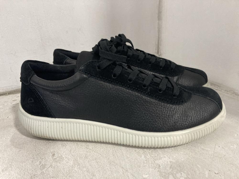 Lot 742  
            Chesterfield SR46 - Parcel Delivery Only 

                
3 X ASSORTED ADULTS SHOES TO INCLUDE ECCO LEATHER SNEAKERS IN BLACK - UK SIZE 7.5... - Image 2