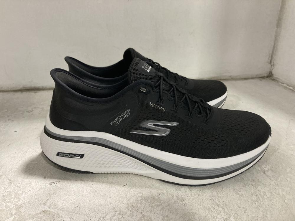 Lot 742  
            Chesterfield SR46 - Parcel Delivery Only 

                
3 X ASSORTED ADULTS SHOES TO INCLUDE ECCO LEATHER SNEAKERS IN BLACK - UK SIZE 7.5... - Image 3