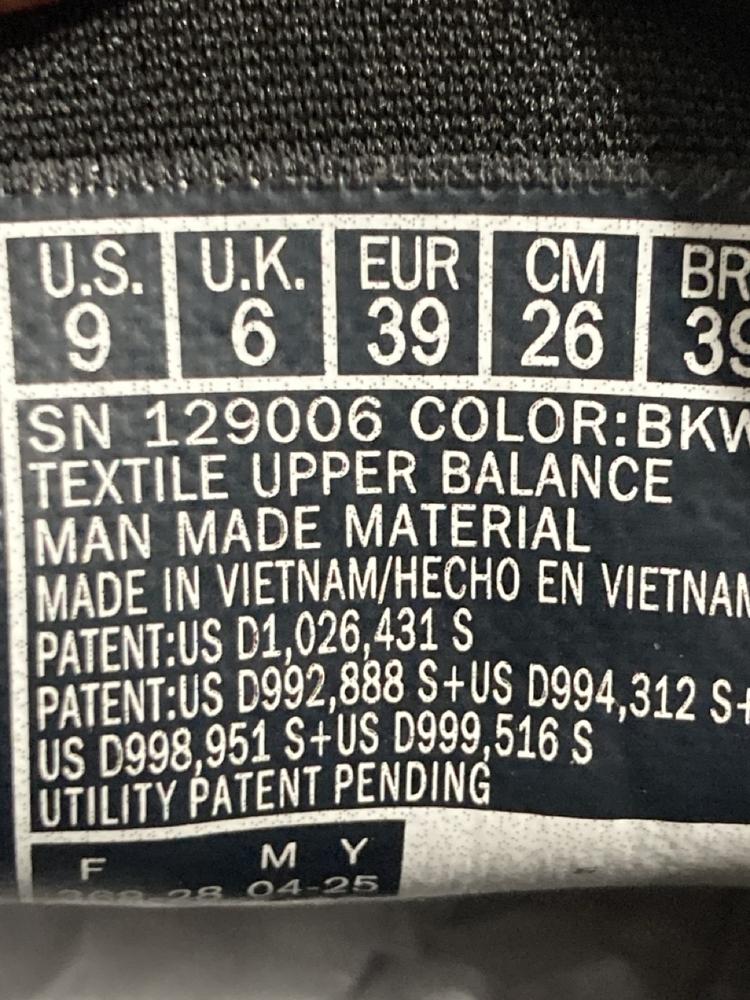 Lot 742  
            Chesterfield SR46 - Parcel Delivery Only 

                
3 X ASSORTED ADULTS SHOES TO INCLUDE ECCO LEATHER SNEAKERS IN BLACK - UK SIZE 7.5... - Image 4