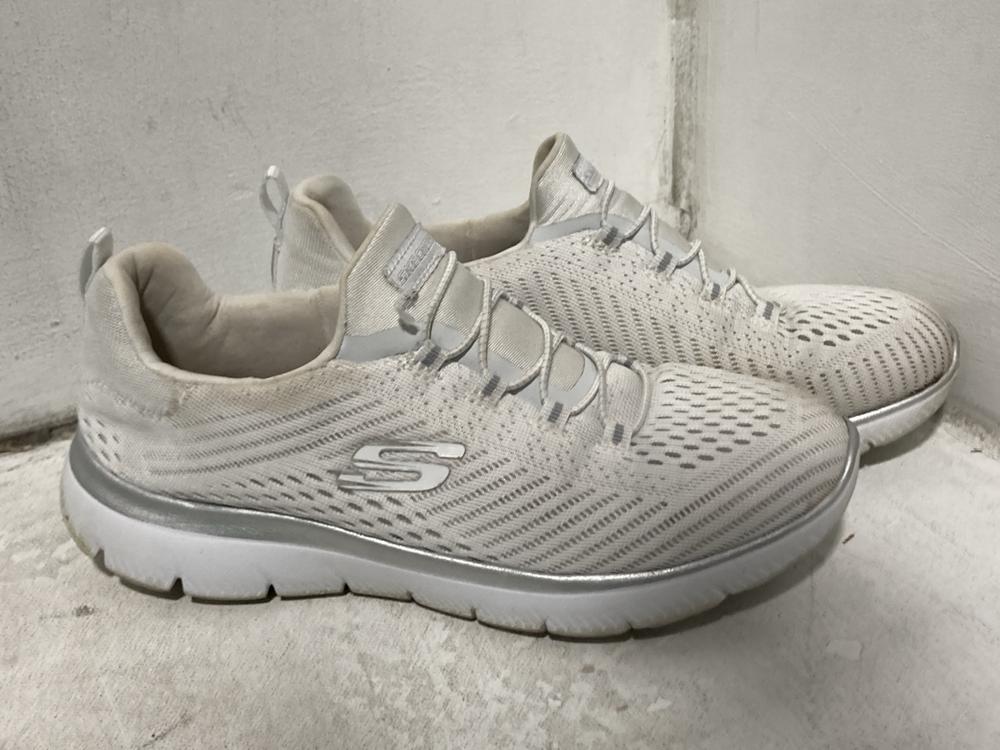 Lot 743  
            Chesterfield SR46 - Parcel Delivery Only 

                
3 X ASSORTED KIDS SHOES TO INCLUDE KICKERS LEATHER SHOES IN BLACK - UK SIZE 7 (LO... - Image 2