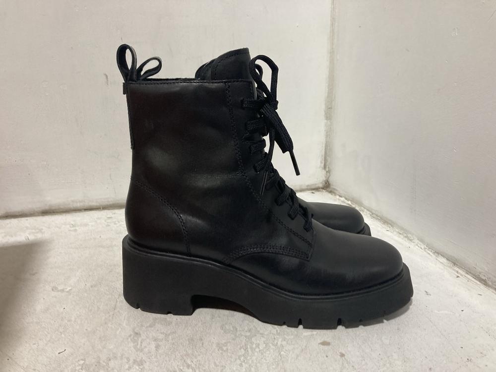 Lot 744  
            Chesterfield SR46 - Parcel Delivery Only 

                
3 X ASSORTED ADULTS ROCKET DOG SHOES TO INCLUDE ROCKET DOG LACE-UP BOOTS IN BLACK...