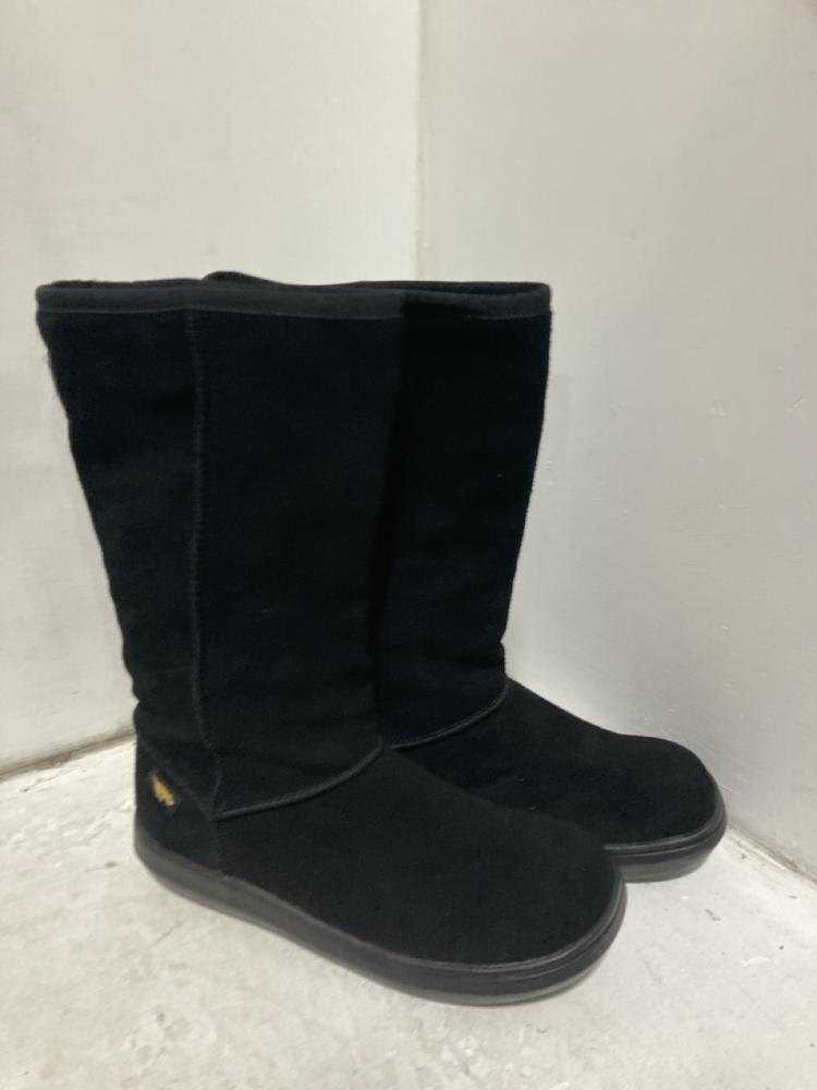 Lot 744  
            Chesterfield SR46 - Parcel Delivery Only 

                
3 X ASSORTED ADULTS ROCKET DOG SHOES TO INCLUDE ROCKET DOG LACE-UP BOOTS IN BLACK...