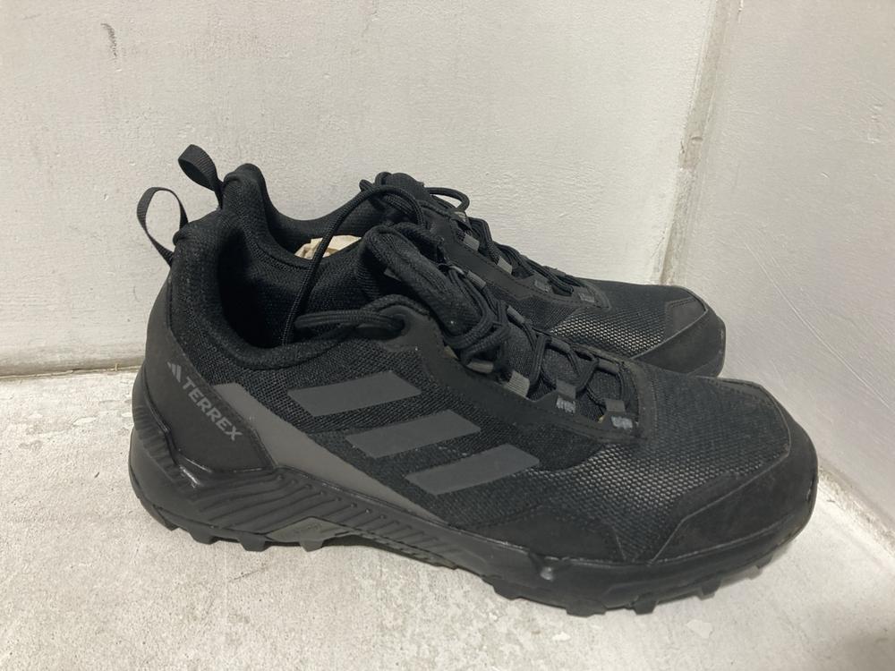 Lot 746  
            Chesterfield SR46 - Parcel Delivery Only 

                
NIKE RUFUS TRAINERS IN WHITE & BLACK - UK SIZE 9.5 TO INCLUDE ADIDAS TERREX TRAIN... - Image 3