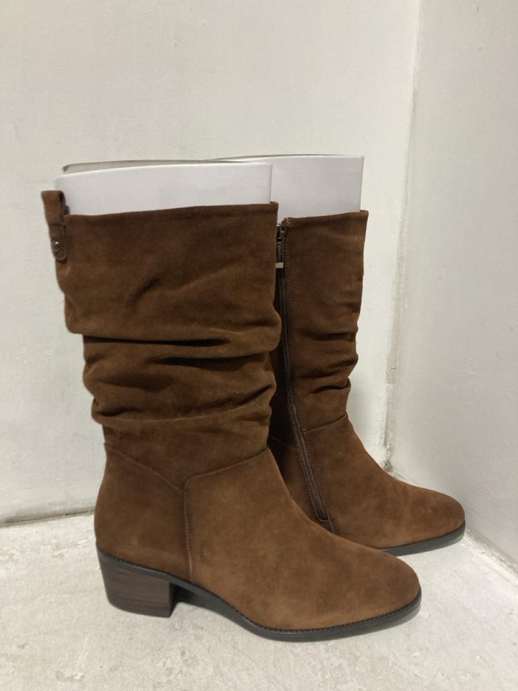 Lot 747  
            Chesterfield SR46 - Parcel Delivery Only 

                
ROCKET DOG IGGIESE BOOTS IN BLACK - UK SIZE 3 TO INCLUDE TAMARIS SUEDE SHOES IN T... - Image 2