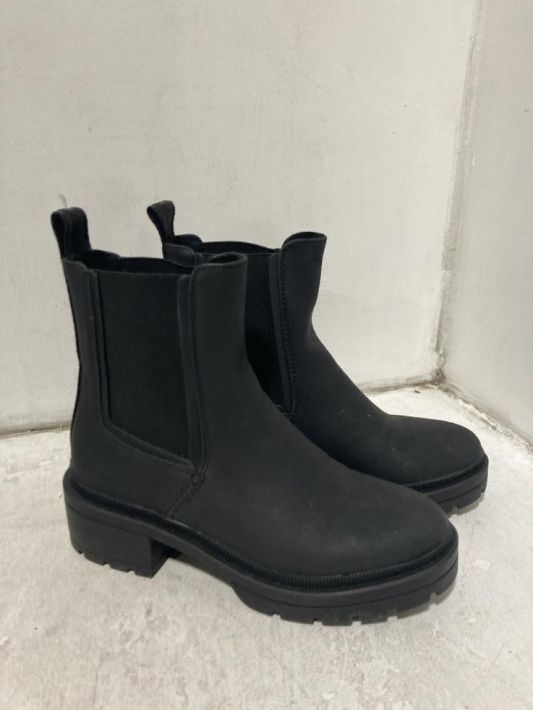 Lot 747  
            Chesterfield SR46 - Parcel Delivery Only 

                
ROCKET DOG IGGIESE BOOTS IN BLACK - UK SIZE 3 TO INCLUDE TAMARIS SUEDE SHOES IN T... - Image 3