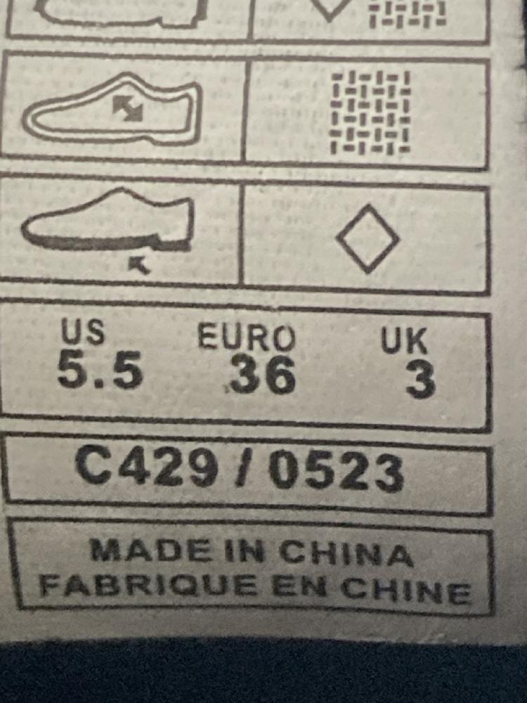 Lot 747  
            Chesterfield SR46 - Parcel Delivery Only 

                
ROCKET DOG IGGIESE BOOTS IN BLACK - UK SIZE 3 TO INCLUDE TAMARIS SUEDE SHOES IN T... - Image 4