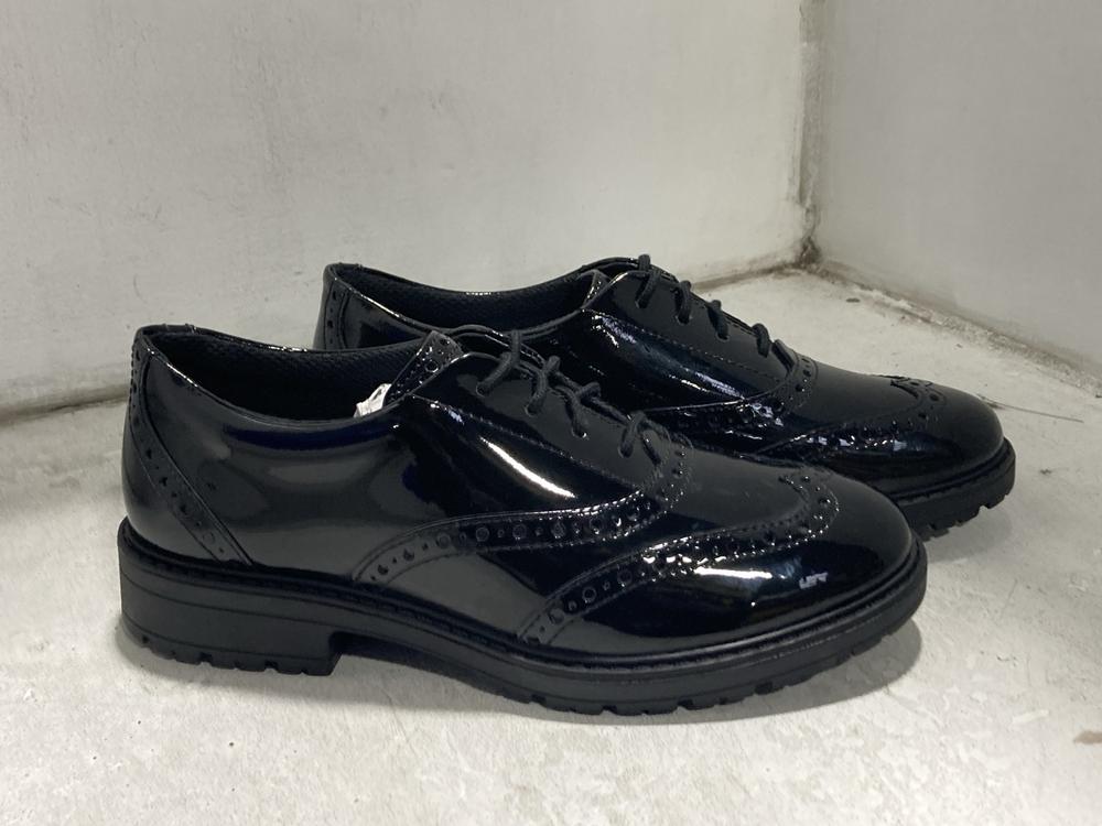 Lot 750  
            Chesterfield SR46 - Parcel Delivery Only 

                
3 X ASSORTED KIDS SHOES TO INCLUDE CLARKS LOXHAM IN BLACK PATENT - UK SIZE 4 (LOC... - Image 2