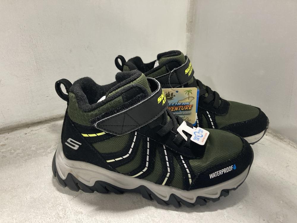 Lot 750  
            Chesterfield SR46 - Parcel Delivery Only 

                
3 X ASSORTED KIDS SHOES TO INCLUDE CLARKS LOXHAM IN BLACK PATENT - UK SIZE 4 (LOC... - Image 3