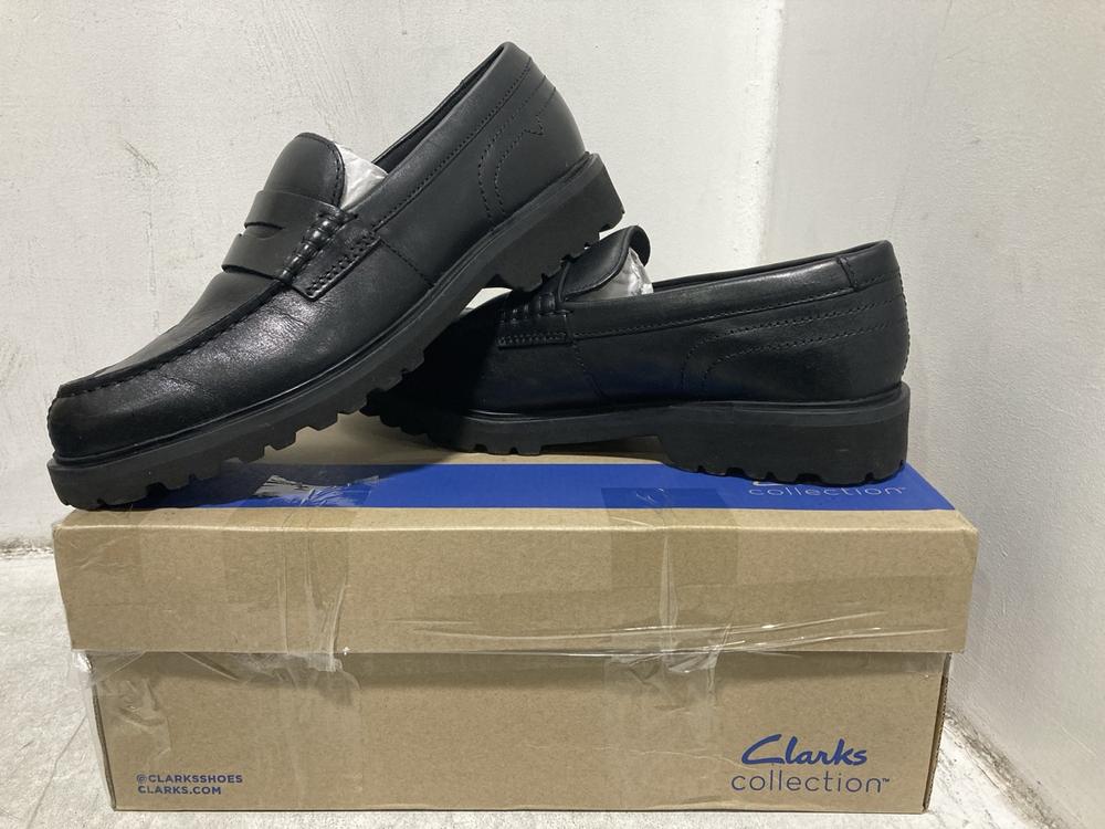 Lot 753  
            Chesterfield SR46 - Parcel Delivery Only 

                
4 X ASSORTED ADULTS SHOES TO INCLUDE GEOX DALYA LACE-UP FUR-LINED SHOES IN MUSK -... - Image 3