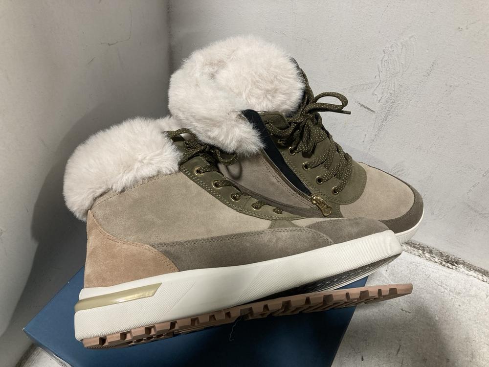 Lot 753  
            Chesterfield SR46 - Parcel Delivery Only 

                
4 X ASSORTED ADULTS SHOES TO INCLUDE GEOX DALYA LACE-UP FUR-LINED SHOES IN MUSK -... - Image 4