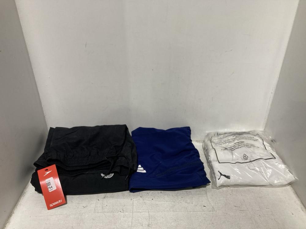Lot 754  
            Chesterfield SR46 - Parcel Delivery Only 

                
3 X ASSORTED ADULTS BRANDED CLOTHING TO INCLUDE SPEEDO ESSENTIAL WATER SHORTS IN ...
