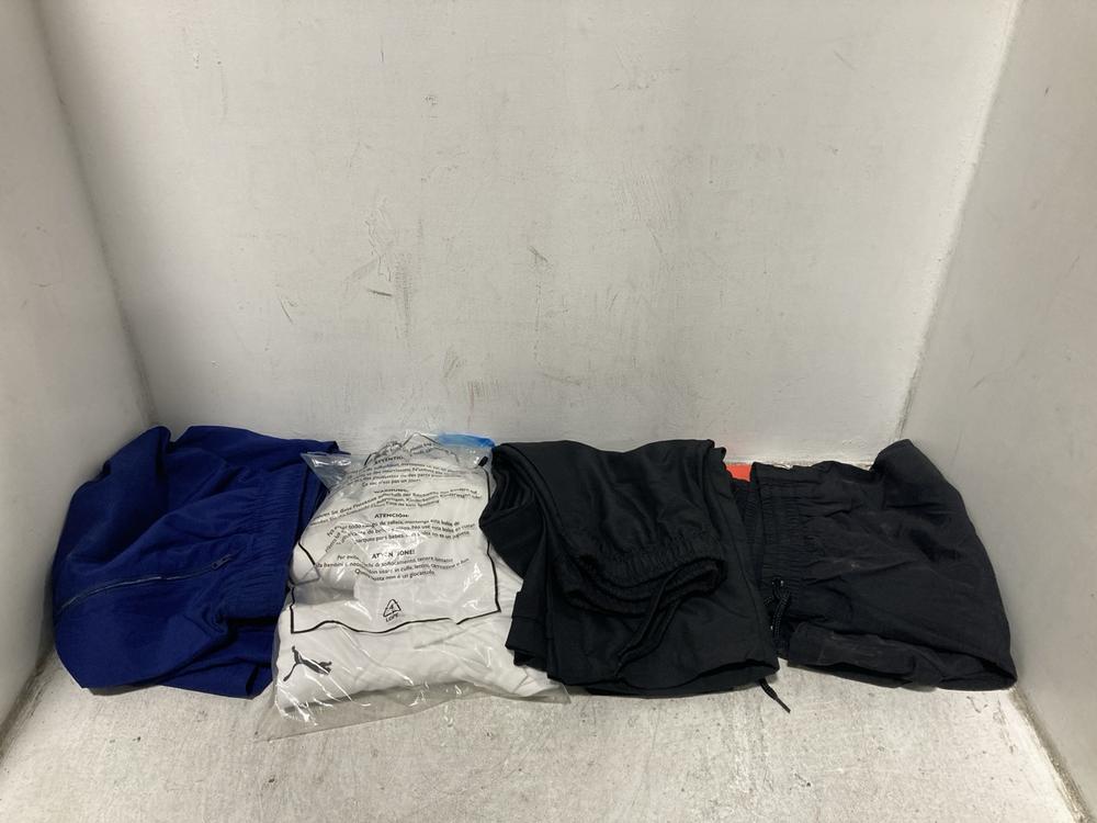 Lot 754  
            Chesterfield SR46 - Parcel Delivery Only 

                
3 X ASSORTED ADULTS BRANDED CLOTHING TO INCLUDE SPEEDO ESSENTIAL WATER SHORTS IN ... - Image 2