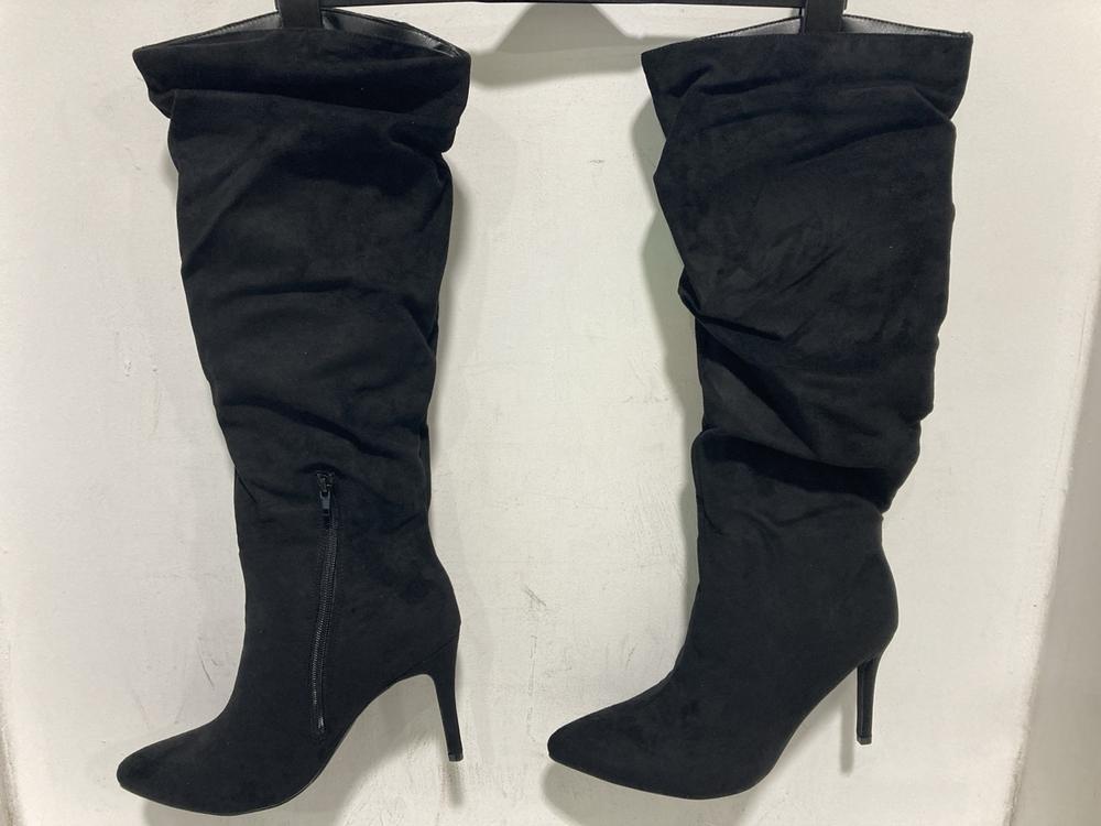 Lot 760  
            Chesterfield SR46 - Parcel Delivery Only 

                
3 X ASSORTED ADULTS SHOES TO INCLUDE SKECHERS AIR-COOLED SHOES IN MAGENTA - UK SI... - Image 3