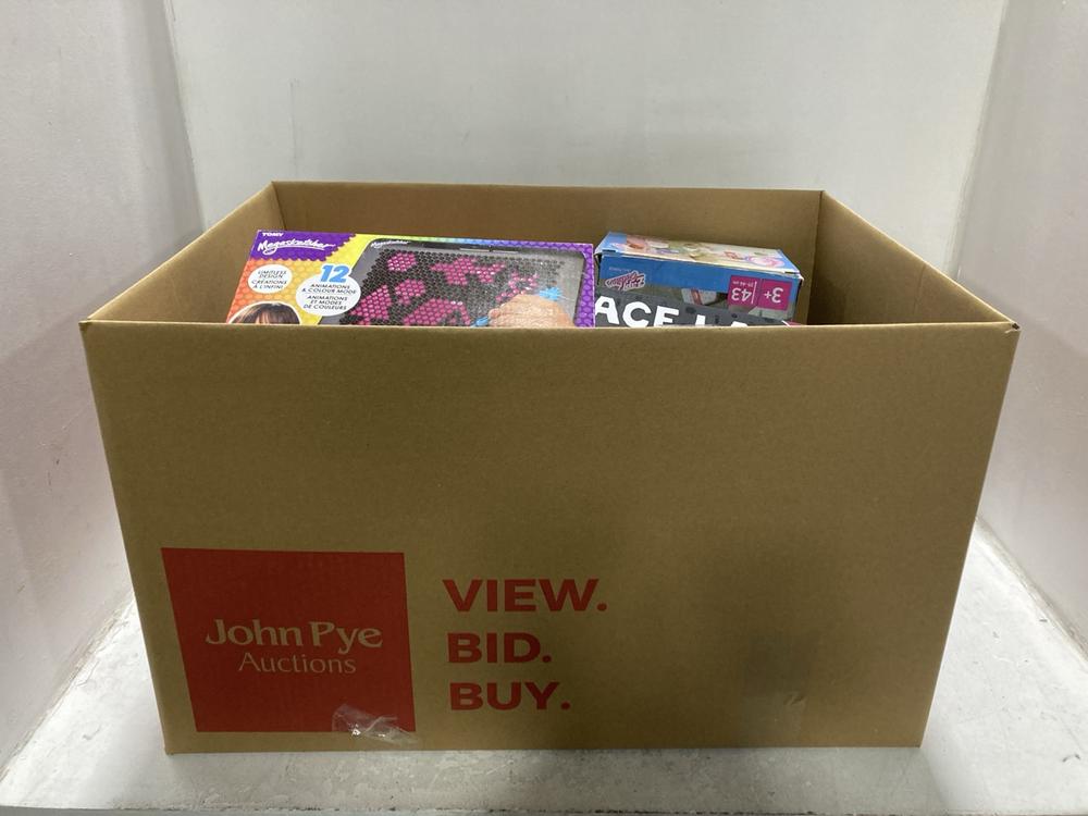 Lot 762  
            Chesterfield SR46 - Parcel Delivery Only 

                
QTY OF ASSORTED KIDS TOYS TO INCLUDE MEGASKETCHER LIGHT OLIVE COLOUR PAD (LOCATIO...