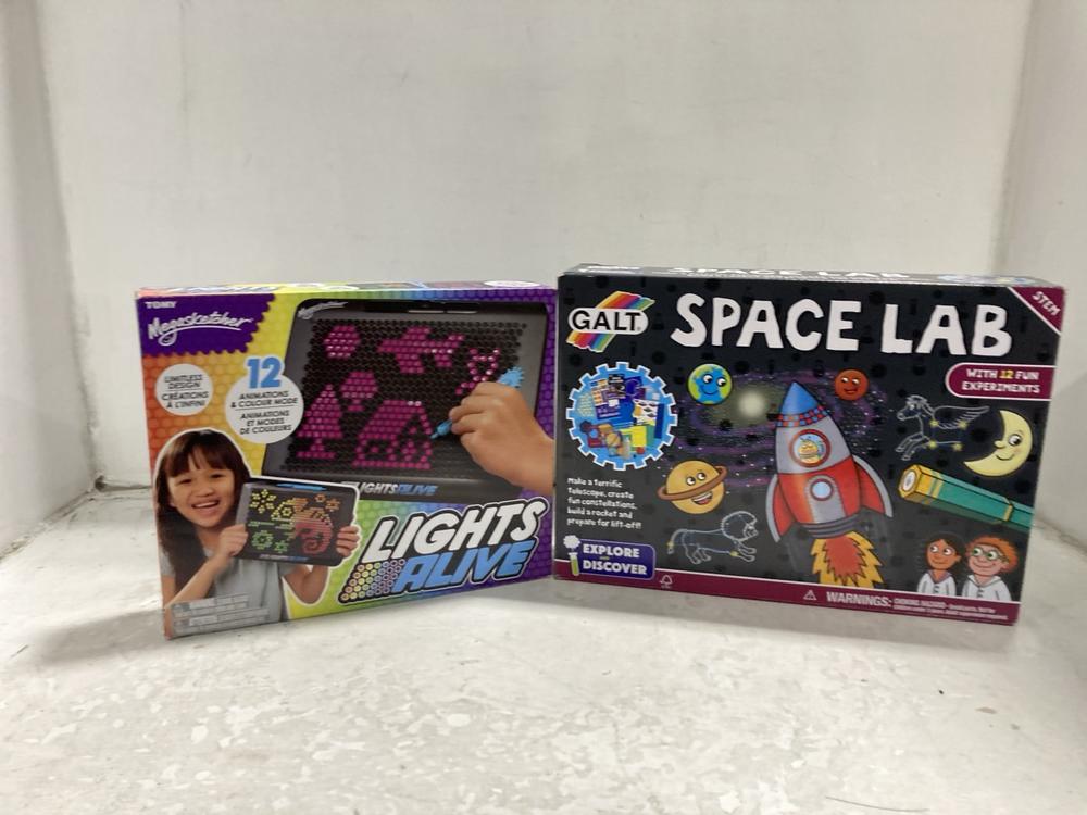 Lot 762  
            Chesterfield SR46 - Parcel Delivery Only 

                
QTY OF ASSORTED KIDS TOYS TO INCLUDE MEGASKETCHER LIGHT OLIVE COLOUR PAD (LOCATIO... - Image 2