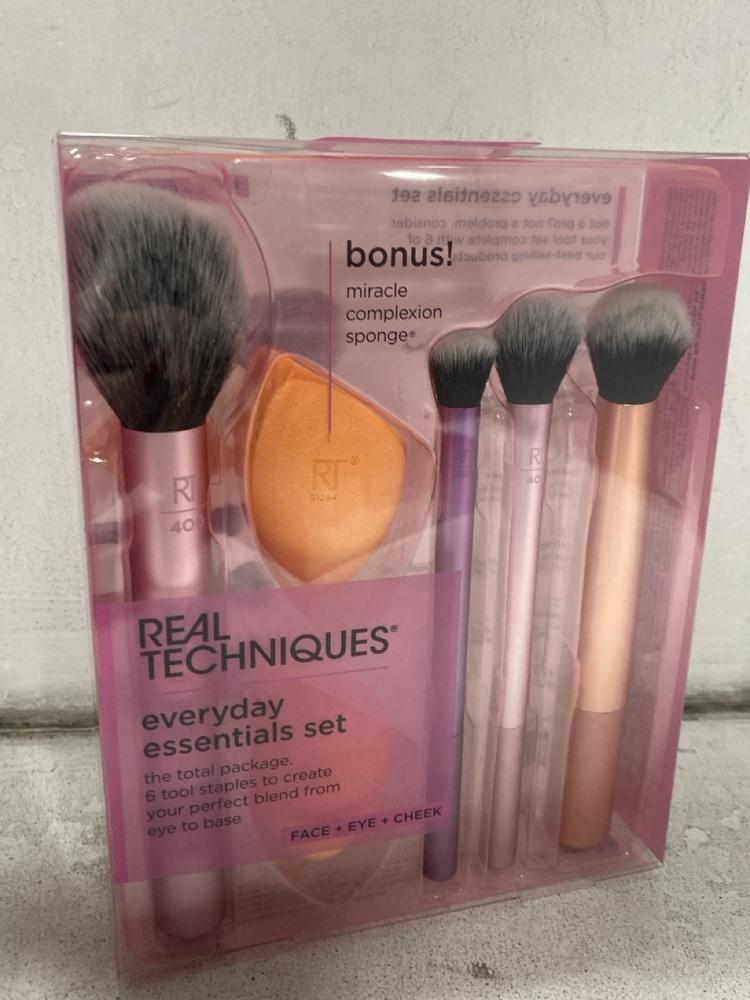 Lot 769  
            Chesterfield SR46 - Parcel Delivery Only 

                
8 X REAL TECHNIQUES EVERYDAY ESSENTIAL MAKEUP BRUSH SET (LOCATION: G2) - Image 2