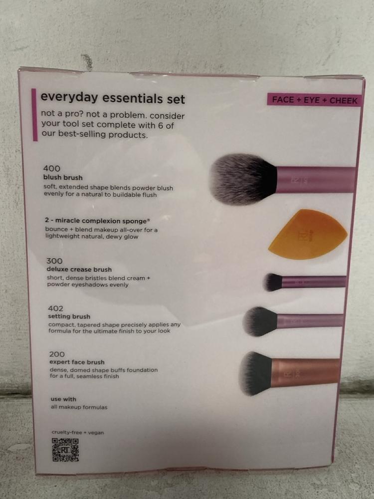 Lot 769  
            Chesterfield SR46 - Parcel Delivery Only 

                
8 X REAL TECHNIQUES EVERYDAY ESSENTIAL MAKEUP BRUSH SET (LOCATION: G2) - Image 3